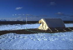 JW0PK 2001 – Una delle tende radio con la sua antenna, sul sottile lembo di sabbia.