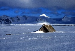 JW0PK 2001 – Un vecchio riparo semisepolto dalla neve.