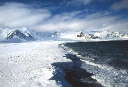 JW0PK 2001 – La costa ghiacciata e le montagne.