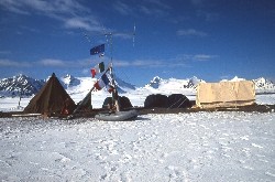 JW0PK 2001 – La tenda lavvu, le bandiere dei paesi del team e una tenda radio.