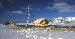 JW0PK 2001 – Il campo e le antenne visti dalla neve.