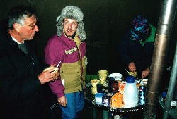 JW0PK 2001 – L'ora del pasto nella tenda lavvu, attorno alla stufa.