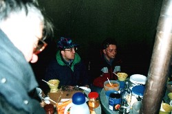 JW0PK 2001 – A tavola nella lavvu.