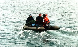 JW0PK 2001 – Lo zodiac fa la spola tra la nave e la spiaggia.