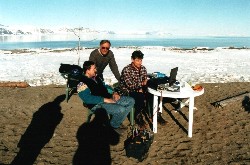 JW0PK 2001 – La stazione all'aperto sulla spiaggia, in una giornata di sole.