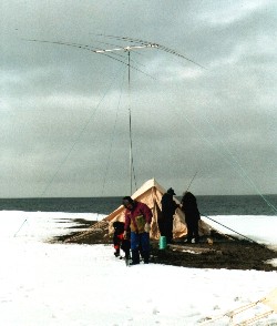 JW0PK 2001 – Si alza un'antenna direttiva accanto a una tenda radio.