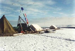 JW0PK 2001 – Panoramica del campo: lavvu, bandiere, tende radio e antenne.
