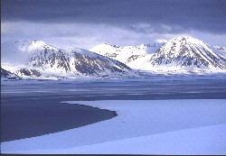 JW0PK 2001 – Lo stretto e le montagne dell'isola di Spitsbergen.