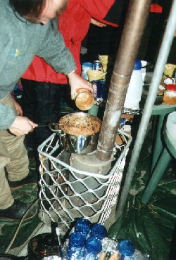 JW0PK 2001 – La famosa «survival soup» in cottura sulla stufa della lavvu.