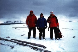 JW0PK 2001 – Tre operatori del team sulla neve di Poolepynten.