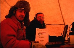 JW0PK 2001 – Operatori al lavoro nella tenda radio.