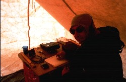 JW0PK 2001 – In tenda, alla radio.