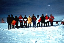JW0PK 2001 – Foto di gruppo con le bandiere.